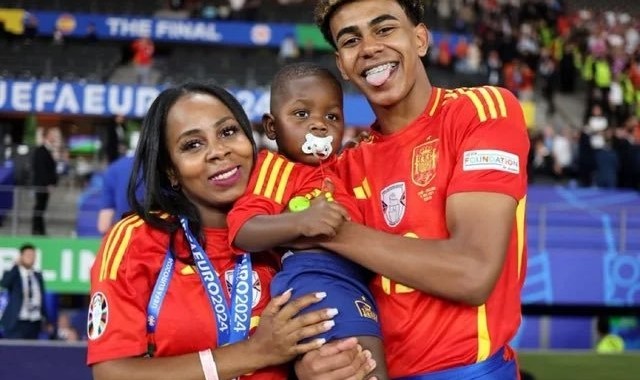 【17岁让全家退休】亚马尔谈及为母亲买房：‘你想要哪一套？