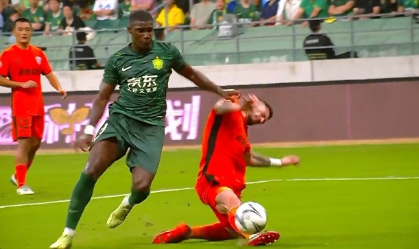 华体会app下载-媒体人点评：法比奥进球与阿森纳对曼联角球战术相似，中超罕见未判犯规